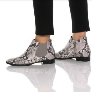 Women’s Munro Cate Grey Water Resistance Snake Print Booties 9 US!